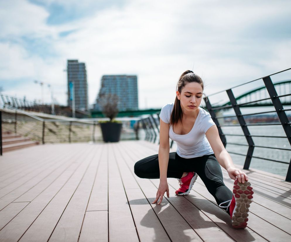 Stretching dynamiczny to ćwiczenia rozciągające, o których nie wolno zapomnieć przed treningiem.