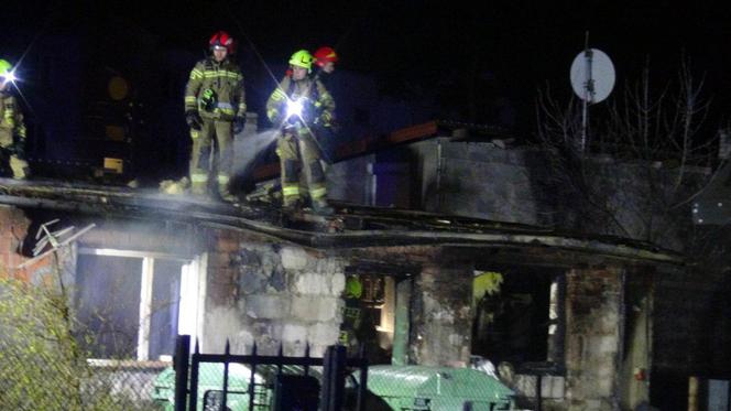 Gigantyczny pożar domku jednorodzinnego w Legionowie. 55-letni Tadeusz trafił do szpitala z poparzeniami całego ciała