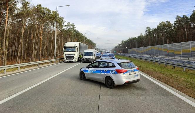 Najechał busem na TIR-a, jeden z pasażerów wypadł przez szybę. Horror na S8 pod Łaskiem