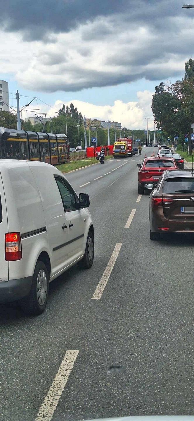 Łódź. Śmiertelny potrącenie 27-latki na przejściu. Kierowca volkswagena sam walczy o życie w szpitalu [ZDJĘCIA].