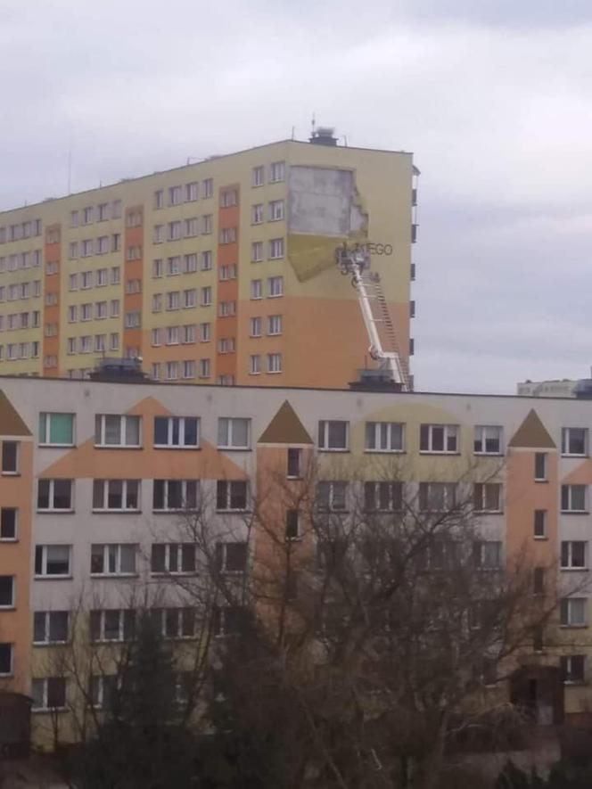 Drzewa na samochodach, zerwane dachy, brak prądu. Skutki wichury w Toruniu i okolicach