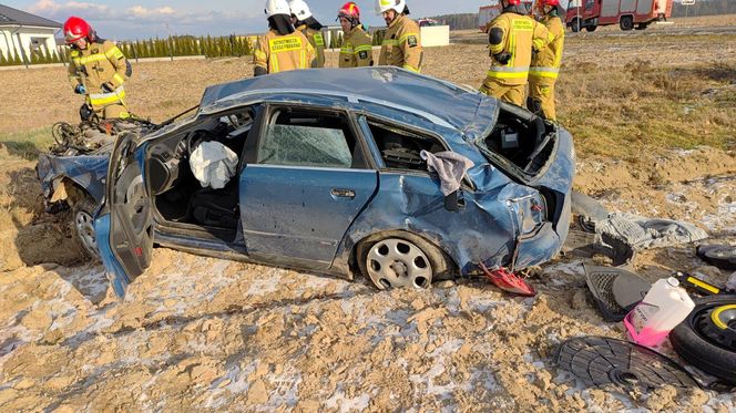 Wypadek w Dębowicy, auto dachowało