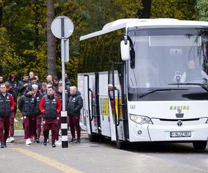 Reprezentacja zmokła na spacerze. Lewandowski się krył przed deszczem