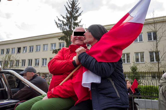 Muzyk KOD-Kapeli handlował kobietami? Teraz śpiewa dla Tuska!