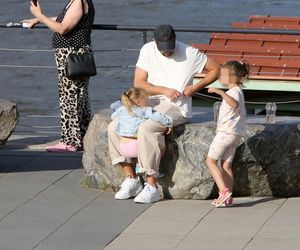 Maciej Pela z córeczkami nad Wisłą