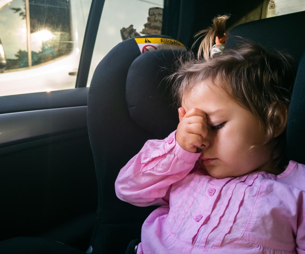 Zostawił 2-latkę w nagrzanym aucie i poszedł na zakupy. W kilkanaście minut mogło dojść do tragedii 