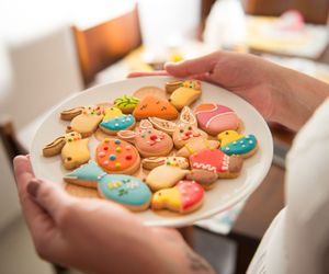 Ciasteczka maślane z lukrem królewskim. Delikatny i kruchy deser na Wielkanoc