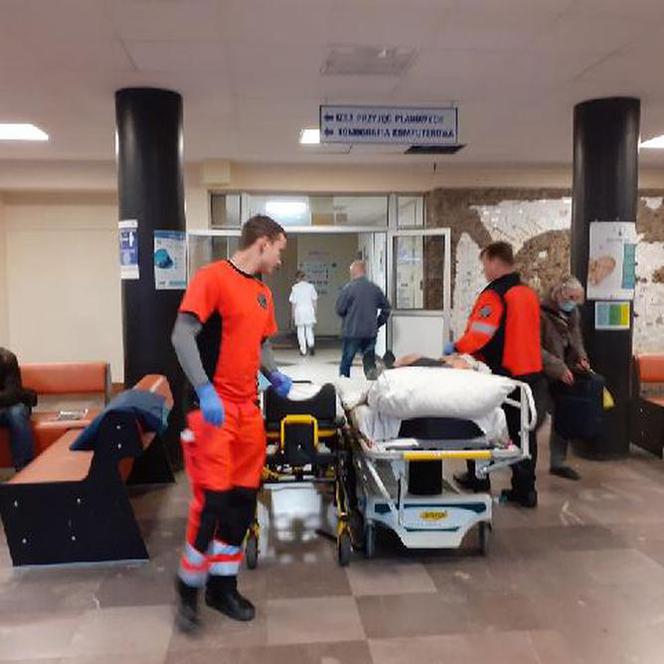 Nocna zmiana medyków z 12 godzin przedłużyła się nawet do 18