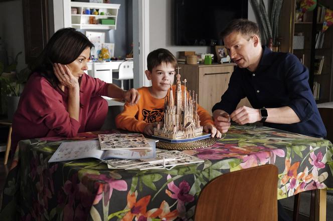 Barwy szczęścia, odcinek 2855: Kasia (Katarzyna Glinka), Łukasz (Michał Rolnicki), Ksawcio (Bartosz Gruchot)