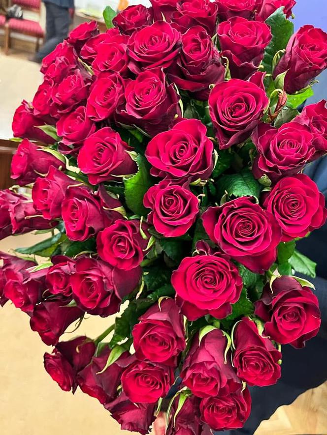 Wiceprezydentci Renata Kaznowska i Michał Olszewski wręczyli mu bukiet z 50 czerwonych róż