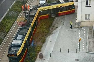 Łódź. Tramwaj wykoleił się po zderzeniu z autem. Zatrzymał się kilkanaście centymetrów przed budynkiem