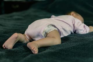 Czy niemowlę może spać na brzuchu? Odpowiadamy, czy ta pozycja jest niebezpieczna