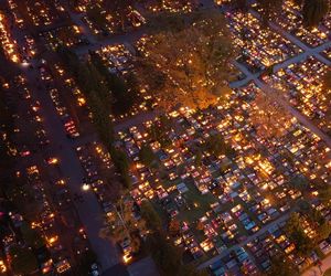 Tysiące zniczy rozświetliło polskie cmentarze. Niezwykły widok po zmroku