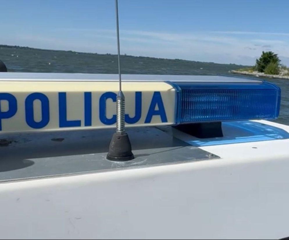 Żaglówka przewróciła się na Jeziorsku. Jednego mężczyznę wyłowili policyjni wodniacy, do drugiego nie mogli dopłynąć