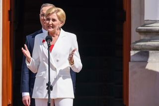 Agata Duda w dwóch stylizacjach zadała szyku w Dniu Flagi. Postawiła na biel [ZDJĘCIA]