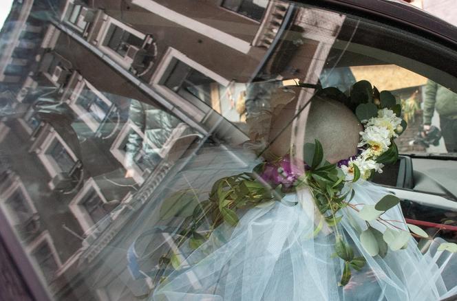Młoda para wzięła ślub w zniszczonym bombardowaniem Charkowie