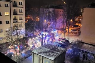 Nie żyje mężczyzna wyniesiony z płonącego mieszkania. Kilkadziesiąt minut walczyli o jego życie