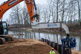 Powódź zabrała most. Mieszkańcy gminy Mietków rzekę pokonują chodząc po powalonym drzewie 