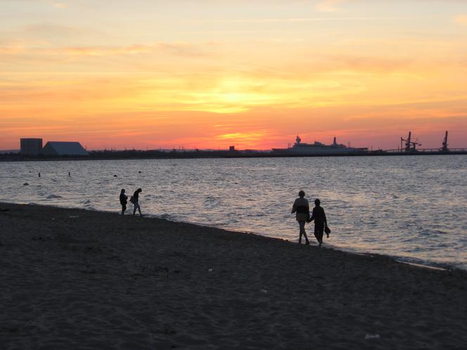 Zakochanym szczególnie polecamy te mniej uczęszczane plaże – chociażby w Sobieszewie czy na Stogach.