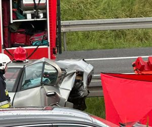 Tragiczny wypadek na S7 w Łącznej. Nie żyje kobieta, dwie osoby ranne