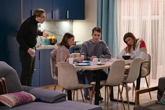 Pierwsza miłość, odcinek 3779: Anka (Anna Pentz), Biały (Igor Paszczyk), Iga (Waleria Gorobets), Filip (Dominik Smaruj)