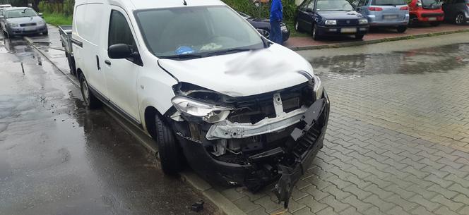 Nowy Sącz. Volkswagen dachował i uszkodził ogrodzenie