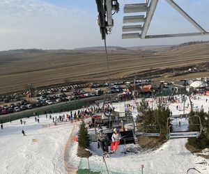 Na nartach podjadała mężowi frytki