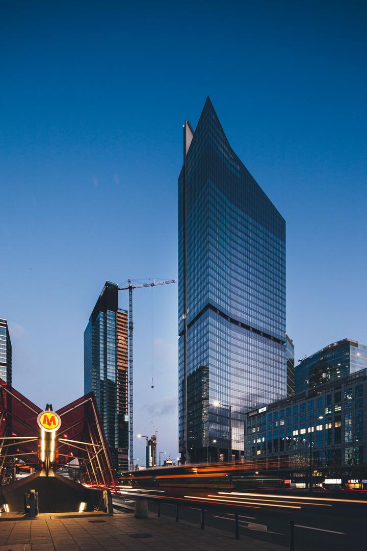 Skyliner w Warszawie: po wieżowcu oprowadza Michał Sadowski