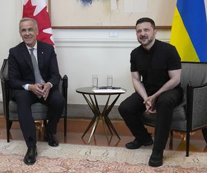 Tak Zełenski prezentuje się na salonach. Wszystkie stroje prezydenta Ukrainy