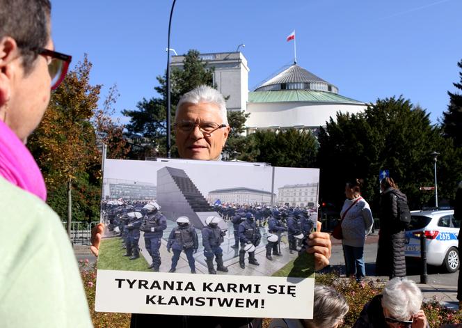 Warszawa. Samorządowcy protestowali w sprawie wysokich cen energii. „Jeśli sobie nie radzicie, oddajcie władzę!”