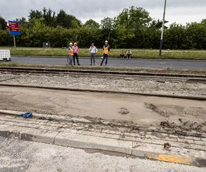 Wyciek piany spod tunelu na al. Włókniarzy w Łodzi