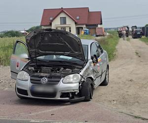 Huknął w śmieciarkę aż urwało koło. Taksówka rozbita, co tam się stało?