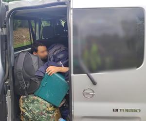 Łotysz przewoził 13 nielegalnych migrantów. Wpadł na granicy w gminie Gołdap