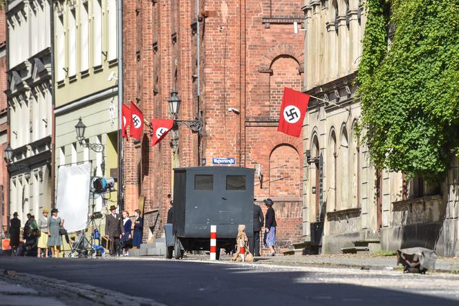Nazistowskie symbole na starówce w Toruniu. Kręcą tam nowy film
