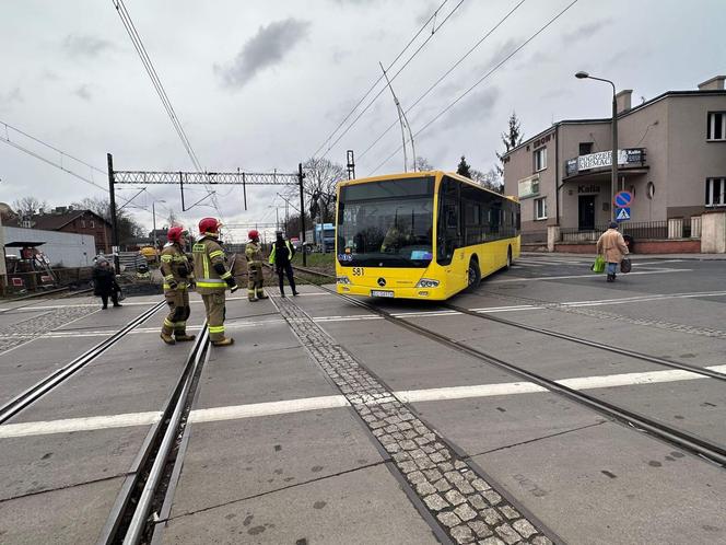 Katowice: autobus ZTM uszkodził szlaban kolejowy. Kierowca nie wyrobił na zakręcie