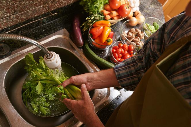 Jak myć warzywa i owoce, by pozbyć się bakterii, pasożytów i pestycydów?
