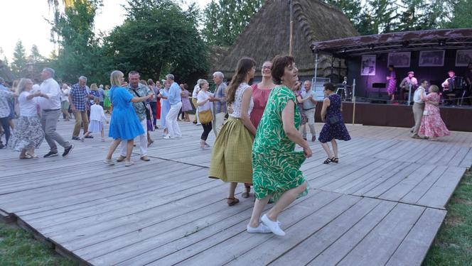 Sielanka na parkiecie w Muzeum Wsi Lubelskiej pod gołym niebem! Za nami kolejna potańcówka w rytmie miejskiego folkloru z Warszawy i Lwowa