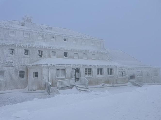 Sroga Śnieżka zimą! Te zdjęcia robią wrażenie! [GALERIA]