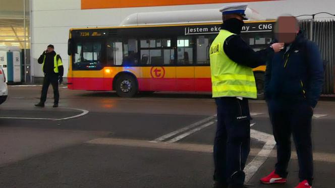 Pijany kierowca autobusu wsiadł za kółko i chciał odjechać. Zadziałały systemy bezpieczeństwa