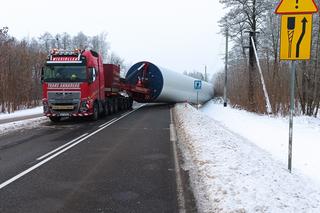 Transport ogromnego sprzętu zatrzymał ruch. Utrudnienia potrwają co najmniej dobę!