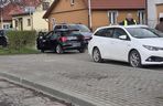 Nastolatki uderzyły w drzwi.