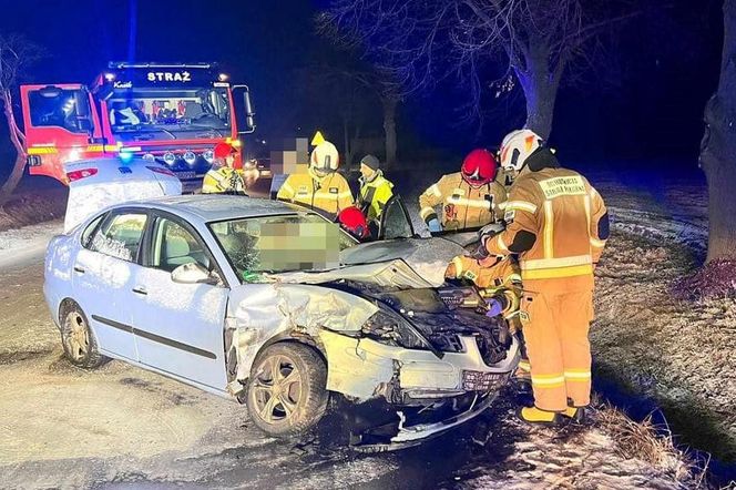 Wypadek na ośnieżonej drodze w powiecie rawickim