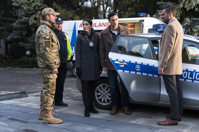 W rytmie serca 4 sezon, odcinek 45. Adam (Mateusz Damięcki), Weronika (Maria Dębska), Andrzej Siedlecki (Antoni Pawlicki), Marek (Marcin Rogacewicz)