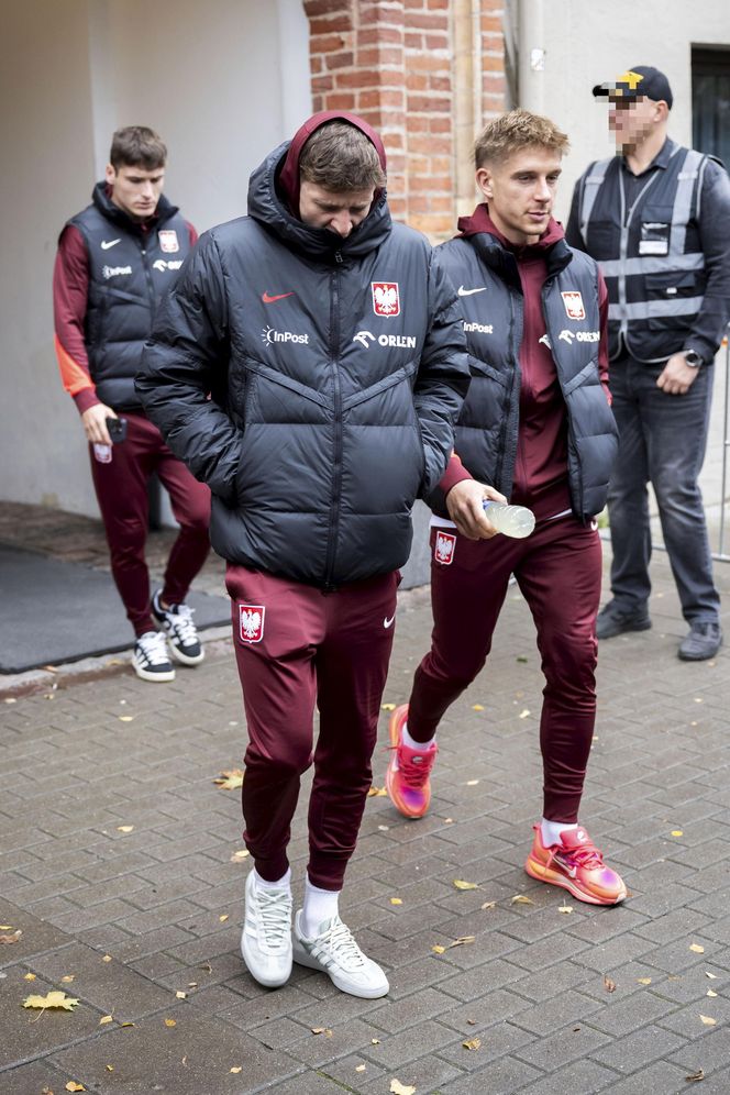 Reprezentacja zmokła na spacerze. Lewandowski się krył przed deszczem