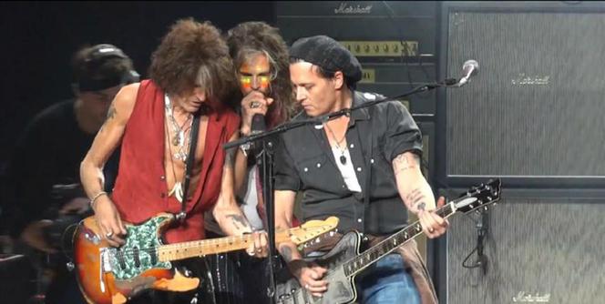 Johnny Depp gitarzystą Aerosmith? Aktor dołączył do zespołu w Bostonie i zagrał jako gitarzysta! [VIDEO]