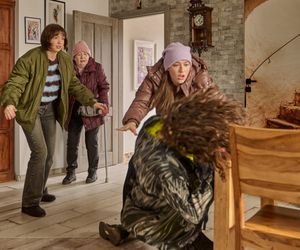 Na Wspólnej odc. 4025. Krystyna Agier (Małgorzata Knothe), Ula (Julia Jurek), Dorota (Anastazja Kohut), chłopak (Dusiek Olszański)