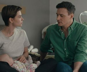 Na dobre i na złe odc. 960. Blanka (Pola Gonciarz), Nina (Rita Sobocińska), Krzysztof Radwan (Mateusz Damięcki)