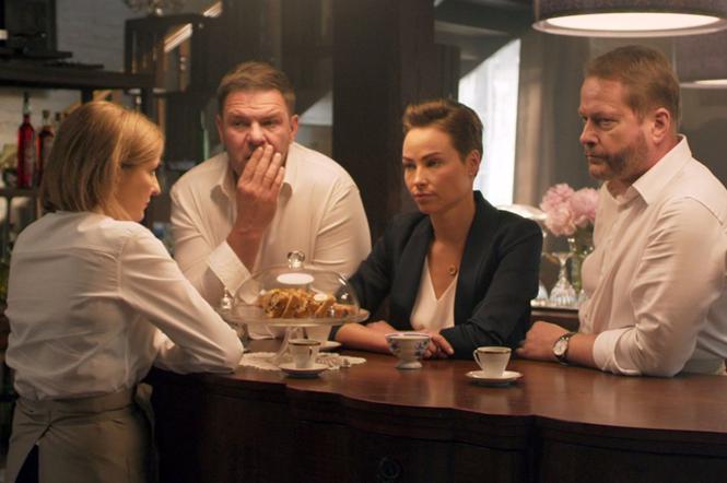 Lepsza połowa odc. 4. Jola (Izabela Kuna), Ania (Weronika Książkiewicz), Aleks (Tomasz Karolak), Marek (Artur Żmijewski)