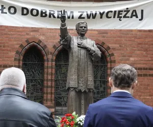 Wojewoda pod pomnikiem ks. Jerzego Popiełuszki w rocznicę męczeńskiej śmierci duchownego