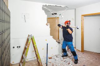 Cennik wyburzania ścian 2026. Ile za burzenie ścian działowych i nośnych?